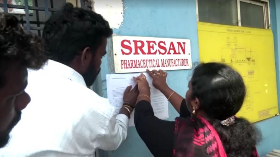 INDIA-HEALTH/COUGH SYRUP-DRUGMAKER Sejumlah drum diletakkan di depan fasilitas Farmasi Sresan yang dikaitkan dengan sirup obat batuk Coldrif-nya setelah memakan korban kematian 17 anak di Madhya Pradesh, di Chennai, India, 7 Oktober 2025. REUTERS/Praveen Paramasivam