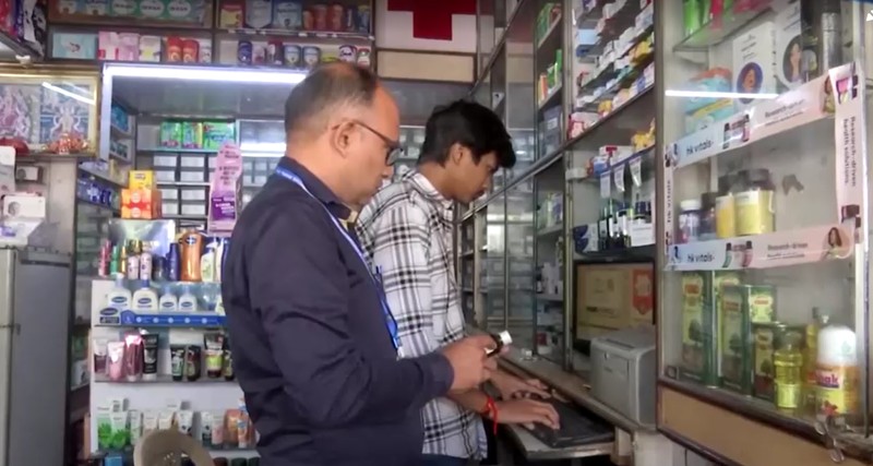INDIA-HEALTH/COUGH SYRUP-DRUGMAKER Sejumlah drum diletakkan di depan fasilitas Farmasi Sresan yang dikaitkan dengan sirup obat batuk Coldrif-nya setelah memakan korban kematian 17 anak di Madhya Pradesh, di Chennai, India, 7 Oktober 2025. REUTERS/Praveen Paramasivam