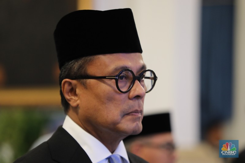 Presiden Prabowo Subianto melantik sejumlah pejabat penting negara di jajaran kementerian dan lembaga Negara di Istana Negara Jakarta, Rabu (8/10/2025). (CNBC Indonesia/Tri Susilo) Presiden Prabowo Subianto melantik sejumlah pejabat penting negara di jajaran kementerian dan lembaga Negara di Istana Negara Jakarta, Rabu (8/10/2025). (CNBC Indonesia/Tri Susilo)