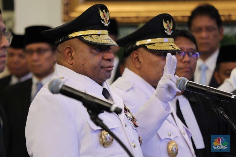 Presiden Prabowo Subianto melantik sejumlah pejabat penting negara di jajaran kementerian dan lembaga Negara di Istana Negara Jakarta, Rabu (8/10/2025). (CNBC Indonesia/Tri Susilo)