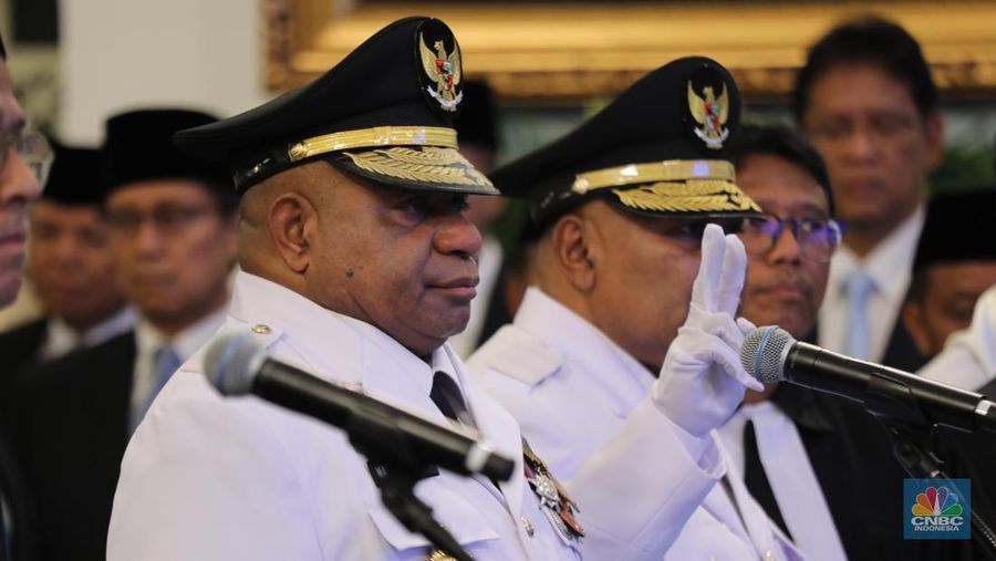 Presiden Prabowo Subianto melantik sejumlah pejabat penting negara di jajaran kementerian dan lembaga Negara di Istana Negara Jakarta, Rabu (8/10/2025). (CNBC Indonesia/Tri Susilo)