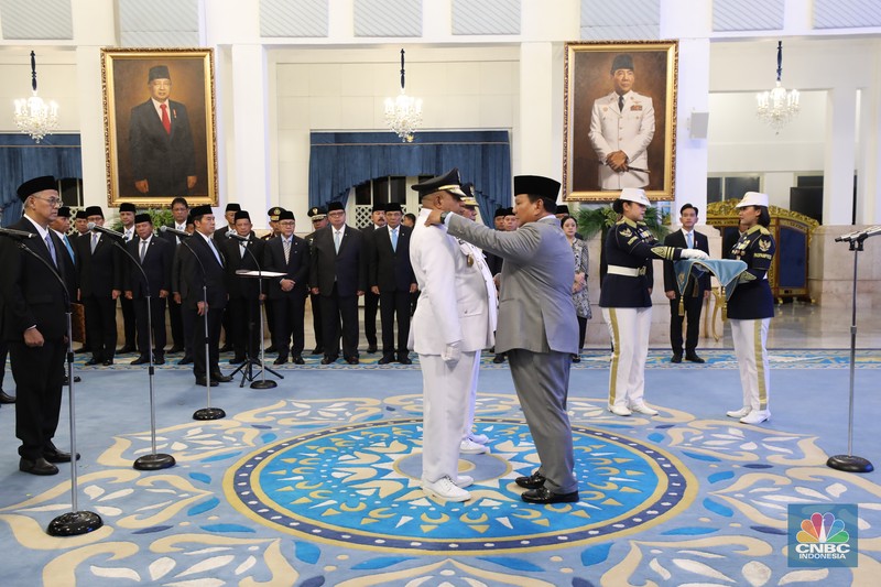 Presiden Prabowo Subianto melantik sejumlah pejabat penting negara di jajaran kementerian dan lembaga Negara di Istana Negara Jakarta, Rabu (8/10/2025). (CNBC Indonesia/Tri Susilo)
