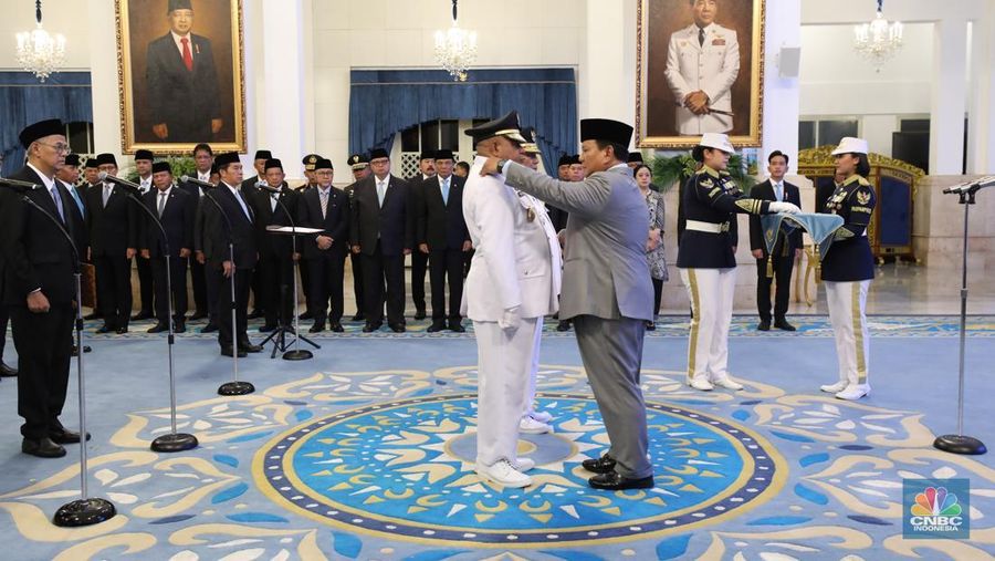 Presiden Prabowo Subianto melantik sejumlah pejabat penting negara di jajaran kementerian dan lembaga Negara di Istana Negara Jakarta, Rabu (8/10/2025). (CNBC Indonesia/Tri Susilo)