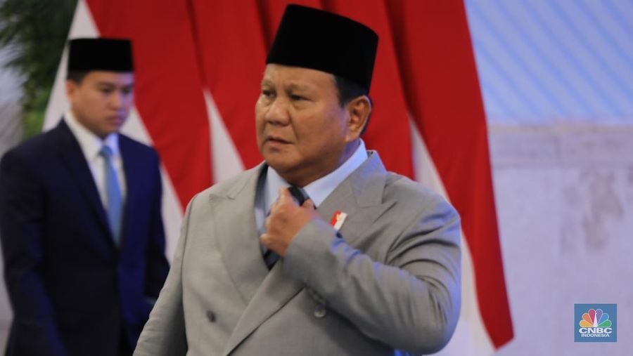 Presiden Prabowo Subianto melantik sejumlah pejabat penting negara di jajaran kementerian dan lembaga Negara di Istana Negara Jakarta, Rabu (8/10/2025). (CNBC Indonesia/Tri Susilo)