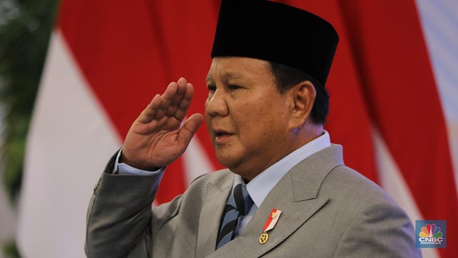 Presiden Prabowo Subianto melantik sejumlah pejabat penting negara di jajaran kementerian dan lembaga Negara di Istana Negara Jakarta, Rabu (8/10/2025). (CNBC Indonesia/Tri Susilo)