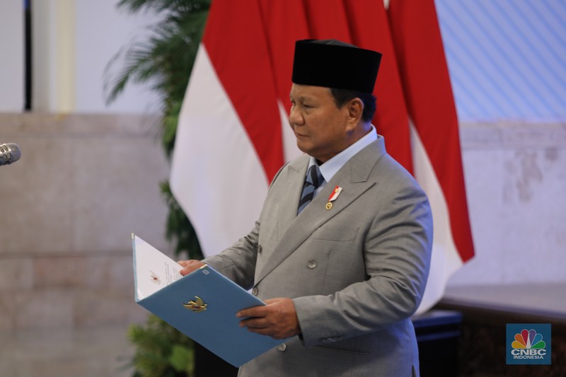 Presiden Prabowo Subianto melantik sejumlah pejabat penting negara di jajaran kementerian dan lembaga Negara di Istana Negara Jakarta, Rabu (8/10/2025). (CNBC Indonesia/Tri Susilo)
