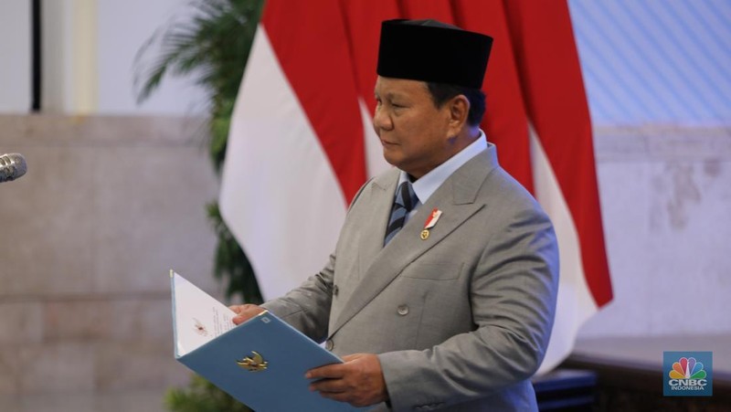 Presiden Prabowo Subianto melantik sejumlah pejabat penting negara di jajaran kementerian dan lembaga Negara di Istana Negara Jakarta, Rabu (8/10/2025). (CNBC Indonesia/Tri Susilo)