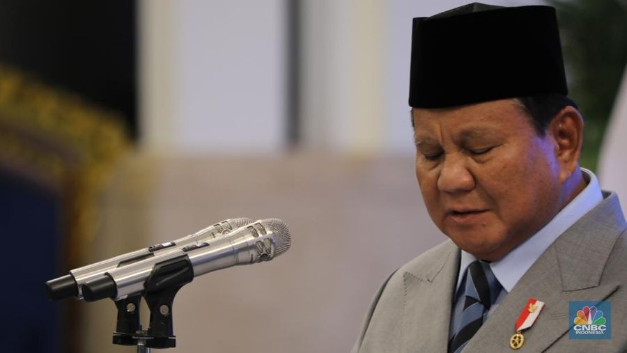 Presiden Prabowo Subianto melantik sejumlah pejabat penting negara di jajaran kementerian dan lembaga Negara di Istana Negara Jakarta, Rabu (8/10/2025). (CNBC Indonesia/Tri Susilo)
