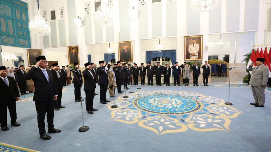Presiden Prabowo Subianto melantik sejumlah pejabat penting negara di jajaran kementerian dan lembaga Negara di Istana Negara Jakarta, Rabu (8/10/2025). (CNBC Indonesia/Tri Susilo) Presiden Prabowo Subianto melantik sejumlah pejabat penting negara di jajaran kementerian dan lembaga Negara di Istana Negara Jakarta, Rabu (8/10/2025). (CNBC Indonesia/Tri Susilo)