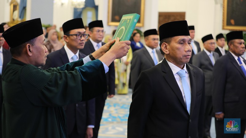 Presiden Prabowo Subianto melantik sejumlah pejabat penting negara di jajaran kementerian dan lembaga Negara di Istana Negara Jakarta, Rabu (8/10/2025). (CNBC Indonesia/Tri Susilo) Presiden Prabowo Subianto melantik sejumlah pejabat penting negara di jajaran kementerian dan lembaga Negara di Istana Negara Jakarta, Rabu (8/10/2025). (CNBC Indonesia/Tri Susilo)