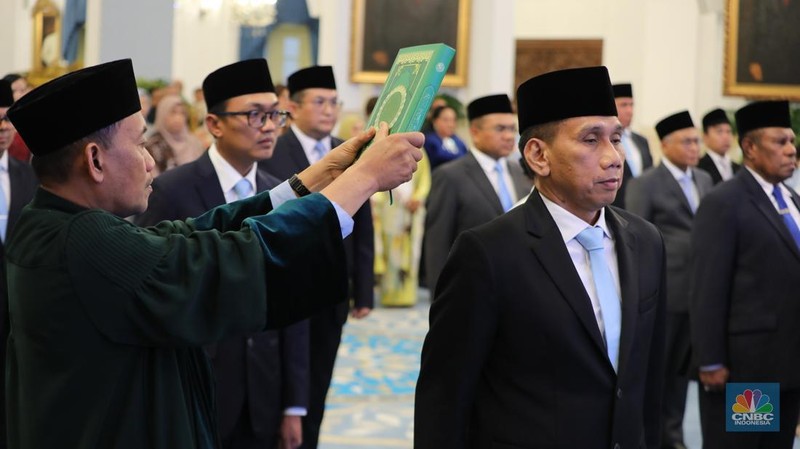 Presiden Prabowo Subianto melantik sejumlah pejabat penting negara di jajaran kementerian dan lembaga Negara di Istana Negara Jakarta, Rabu (8/10/2025). (CNBC Indonesia/Tri Susilo)