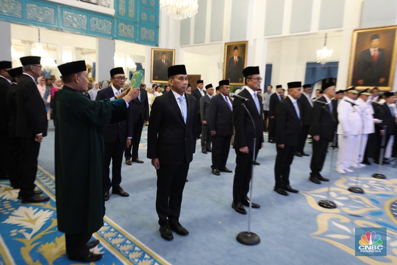 Presiden Prabowo Subianto melantik sejumlah pejabat penting negara di jajaran kementerian dan lembaga Negara di Istana Negara Jakarta, Rabu (8/10/2025). (CNBC Indonesia/Tri Susilo) Presiden Prabowo Subianto melantik sejumlah pejabat penting negara di jajaran kementerian dan lembaga Negara di Istana Negara Jakarta, Rabu (8/10/2025). (CNBC Indonesia/Tri Susilo)