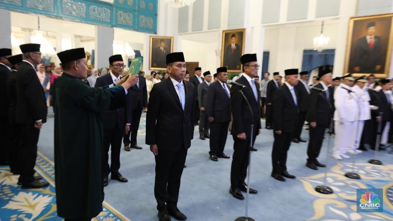 Presiden Prabowo Subianto melantik sejumlah pejabat penting negara di jajaran kementerian dan lembaga Negara di Istana Negara Jakarta, Rabu (8/10/2025). (CNBC Indonesia/Tri Susilo)
