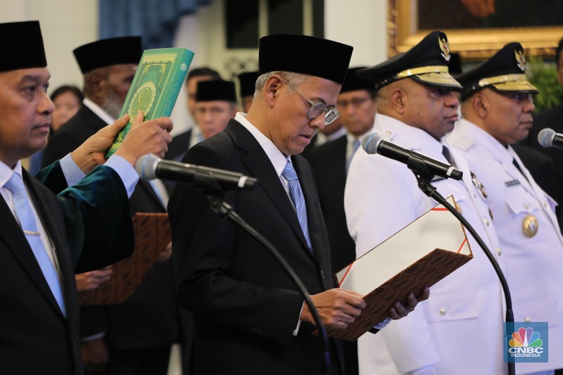 Presiden Prabowo Subianto melantik sejumlah pejabat penting negara di jajaran kementerian dan lembaga Negara di Istana Negara Jakarta, Rabu (8/10/2025). (CNBC Indonesia/Tri Susilo)