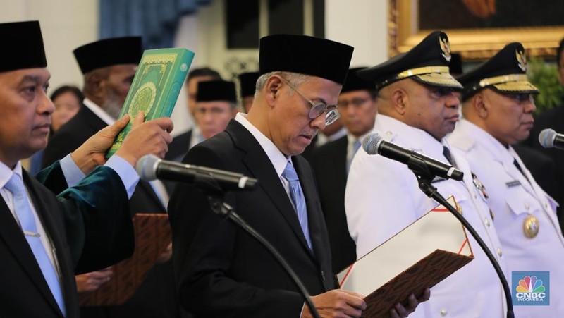 Presiden Prabowo Subianto melantik sejumlah pejabat penting negara di jajaran kementerian dan lembaga Negara di Istana Negara Jakarta, Rabu (8/10/2025). (CNBC Indonesia/Tri Susilo)