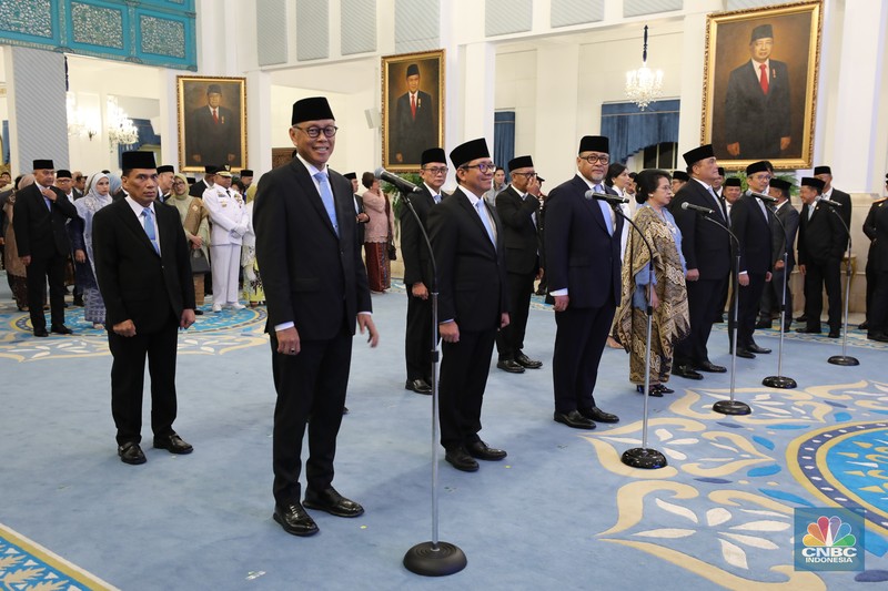 Presiden Prabowo Subianto melantik sejumlah pejabat penting negara di jajaran kementerian dan lembaga Negara di Istana Negara Jakarta, Rabu (8/10/2025). (CNBC Indonesia/Tri Susilo)
