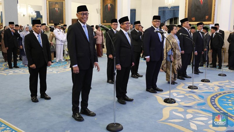 Presiden Prabowo Subianto melantik sejumlah pejabat penting negara di jajaran kementerian dan lembaga Negara di Istana Negara Jakarta, Rabu (8/10/2025). (CNBC Indonesia/Tri Susilo)