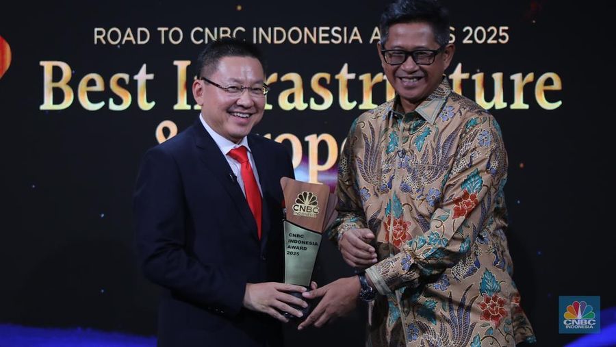 President Director ERA Indonesia, Darmadi Darmawangsa menerima penghargaan Indonesia Property Brokerage Leadership Award 2025 dalam Road to CNBC Indonesia Awards 2025 di Jakarta, Rabu (8/10/2025). (CNBC Indonesia/Faisal Rahman)