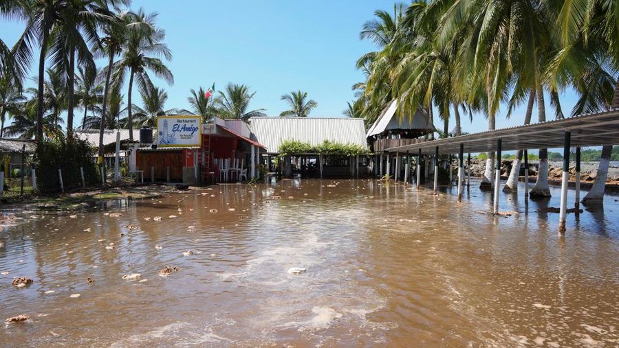 Jalan rusak di dekat pantai setelah gelombang tinggi membanjiri daerah tersebut saat Badai Priscilla menguat di dekat pelabuhan San Blas, di Nayarit, Meksiko, 7 Oktober 2025. (REUTERS/Christian Ruano)