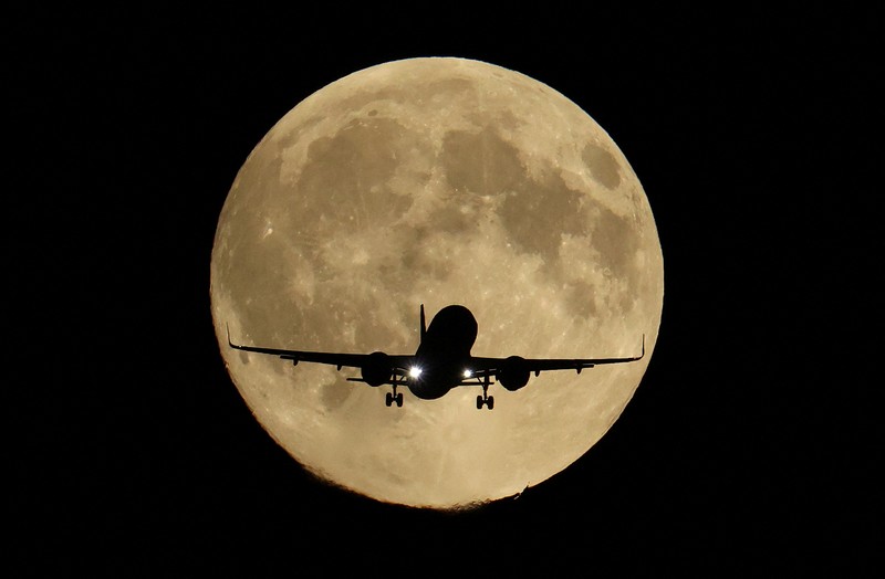 Supermoon pertama tahun ini, yang dikenal sebagai Harvest Moon, terbit di atas Manhattan bagian bawah, seperti yang terlihat dari Jersey City, New Jersey, AS, 6 Oktober 2025. Supermoon pertama tahun ini, yang dikenal sebagai Harvest Moon, terbit di atas Manhattan bagian bawah, seperti yang terlihat dari Jersey City, New Jersey, AS, 6 Oktober 2025. (REUTERS/Kylie Cooper)