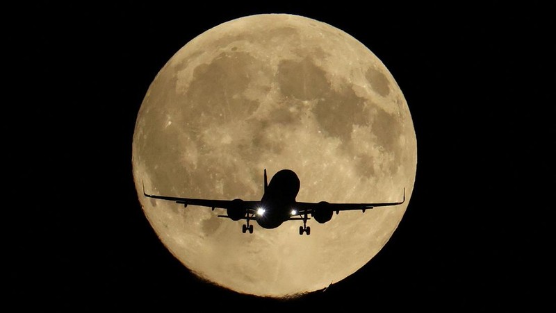 Supermoon pertama tahun ini, yang dikenal sebagai Harvest Moon, terbit di atas Manhattan bagian bawah, seperti yang terlihat dari Jersey City, New Jersey, AS, 6 Oktober 2025. (REUTERS/Kylie Cooper)