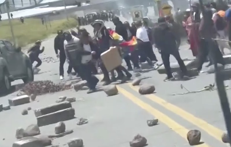 Sekitar 500 orang menyerang rombongan mobil yang ditumpangi Presiden Ekuador Daniel Noboa dengan melempari batu, dalam insiden yang terjadi di Provinsi Canar pada Selasa (7/10/2025). (Tangkapan Layar Video Reuters/)