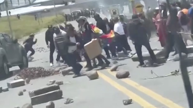 Sekitar 500 orang menyerang rombongan mobil yang ditumpangi Presiden Ekuador Daniel Noboa dengan melempari batu, dalam insiden yang terjadi di Provinsi Canar pada Selasa (7/10/2025). (Tangkapan Layar Video Reuters/)