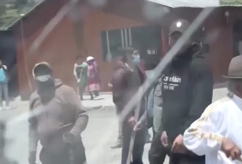 Sekitar 500 orang menyerang rombongan mobil yang ditumpangi Presiden Ekuador Daniel Noboa dengan melempari batu, dalam insiden yang terjadi di Provinsi Canar pada Selasa (7/10/2025). (Tangkapan Layar Video Reuters/)