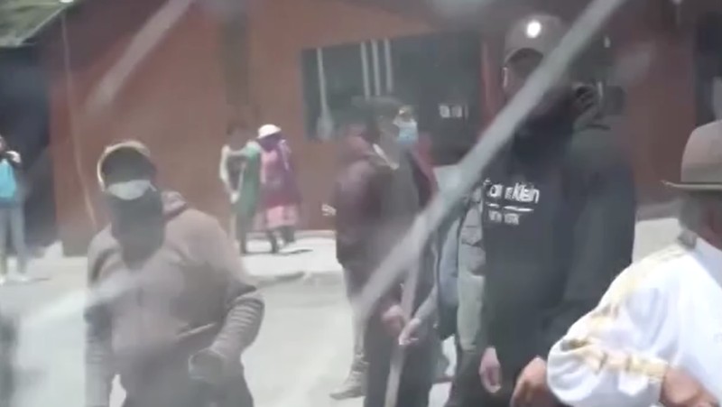 Sekitar 500 orang menyerang rombongan mobil yang ditumpangi Presiden Ekuador Daniel Noboa dengan melempari batu, dalam insiden yang terjadi di Provinsi Canar pada Selasa (7/10/2025). (Tangkapan Layar Video Reuters/)