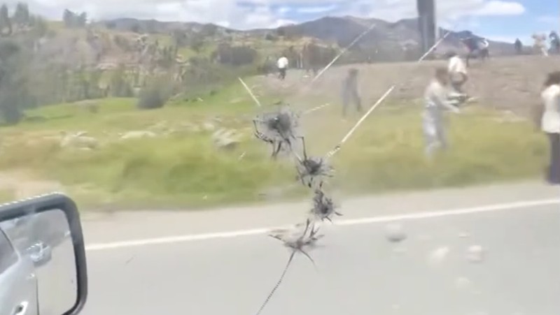 Sekitar 500 orang menyerang rombongan mobil yang ditumpangi Presiden Ekuador Daniel Noboa dengan melempari batu, dalam insiden yang terjadi di Provinsi Canar pada Selasa (7/10/2025). (Tangkapan Layar Video Reuters/)