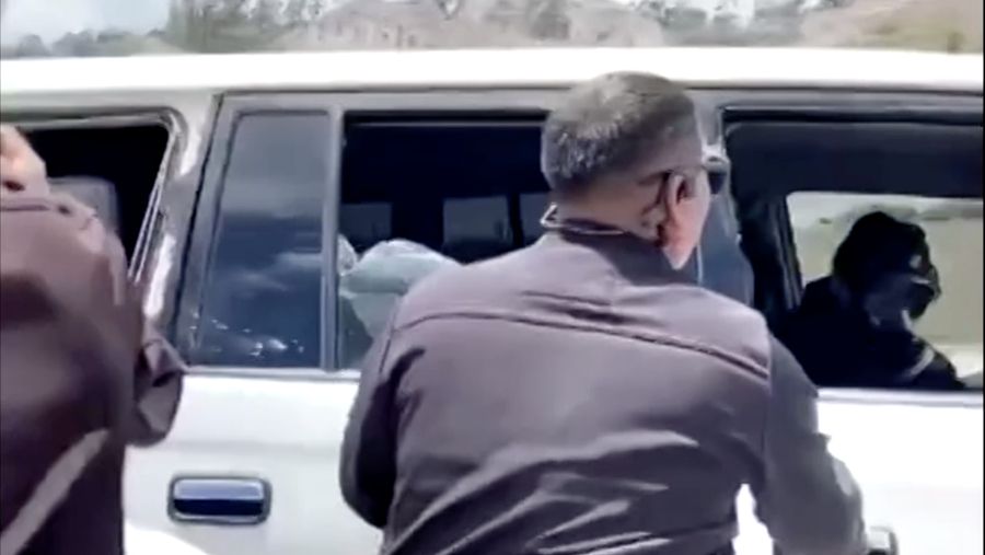 Sekitar 500 orang menyerang rombongan mobil yang ditumpangi Presiden Ekuador Daniel Noboa dengan melempari batu, dalam insiden yang terjadi di Provinsi Canar pada Selasa (7/10/2025). (Tangkapan Layar Video Reuters/)