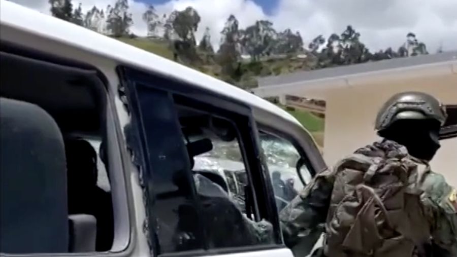Sekitar 500 orang menyerang rombongan mobil yang ditumpangi Presiden Ekuador Daniel Noboa dengan melempari batu, dalam insiden yang terjadi di Provinsi Canar pada Selasa (7/10/2025). (Tangkapan Layar Video Reuters/)