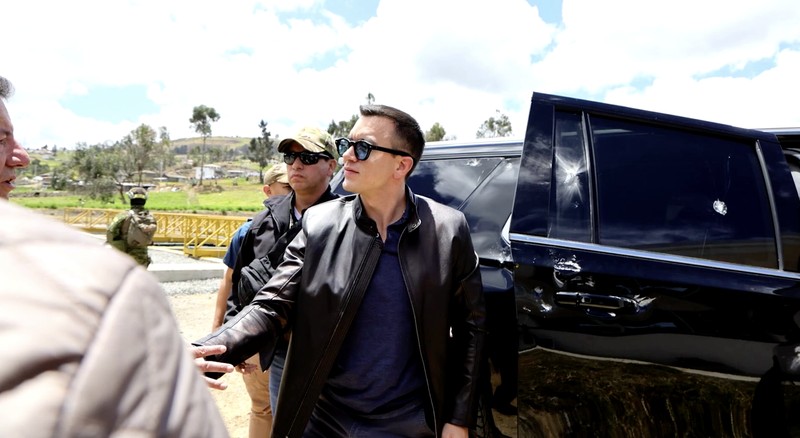 Sekitar 500 orang menyerang rombongan mobil yang ditumpangi Presiden Ekuador Daniel Noboa dengan melempari batu, dalam insiden yang terjadi di Provinsi Canar pada Selasa (7/10/2025). (Tangkapan Layar Video Reuters/)