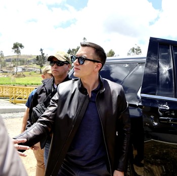 Detik-Detik Mobil Presiden Diserang 500 Warga, Dilempar Batu & Peluru