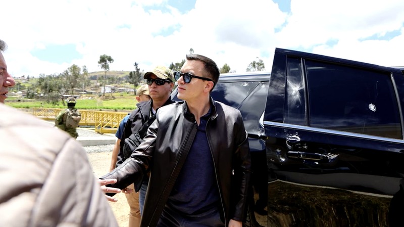 Sekitar 500 orang menyerang rombongan mobil yang ditumpangi Presiden Ekuador Daniel Noboa dengan melempari batu, dalam insiden yang terjadi di Provinsi Canar pada Selasa (7/10/2025). (Tangkapan Layar Video Reuters/)
