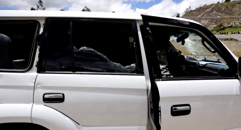 Sekitar 500 orang menyerang rombongan mobil yang ditumpangi Presiden Ekuador Daniel Noboa dengan melempari batu, dalam insiden yang terjadi di Provinsi Canar pada Selasa (7/10/2025). (Tangkapan Layar Video Reuters/)
