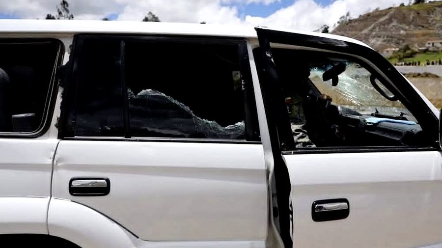 Sekitar 500 orang menyerang rombongan mobil yang ditumpangi Presiden Ekuador Daniel Noboa dengan melempari batu, dalam insiden yang terjadi di Provinsi Canar pada Selasa (7/10/2025). (Tangkapan Layar Video Reuters/)