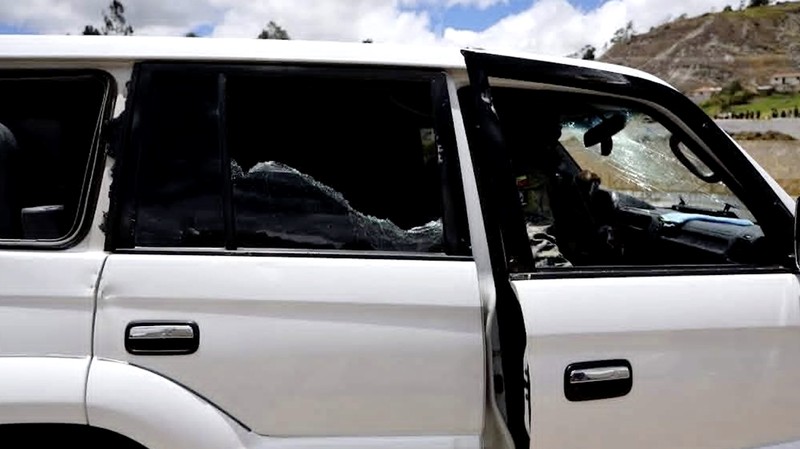 Sekitar 500 orang menyerang rombongan mobil yang ditumpangi Presiden Ekuador Daniel Noboa dengan melempari batu, dalam insiden yang terjadi di Provinsi Canar pada Selasa (7/10/2025). (Tangkapan Layar Video Reuters/)