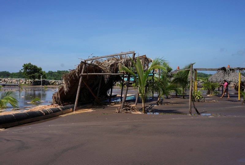 Jalan rusak di dekat pantai setelah gelombang tinggi membanjiri daerah tersebut saat Badai Priscilla menguat di dekat pelabuhan San Blas, di Nayarit, Meksiko, 7 Oktober 2025. (REUTERS/Christian Ruano)