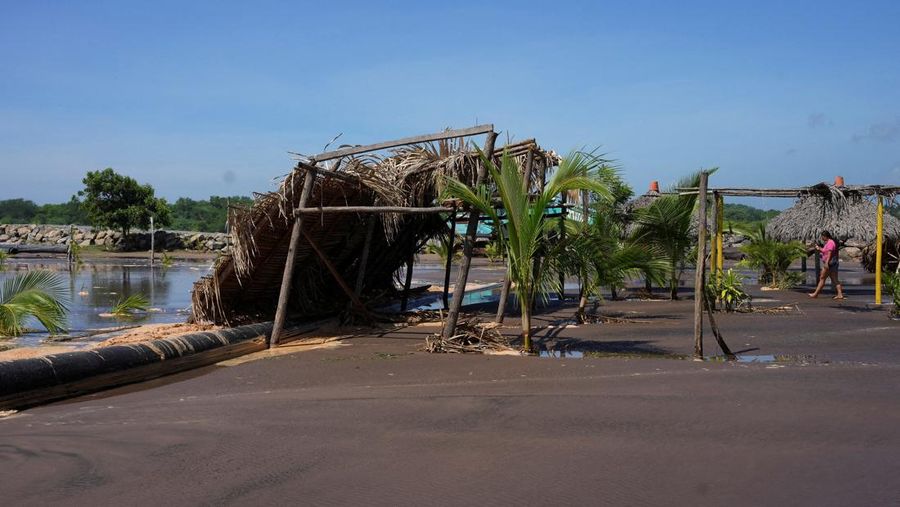 Jalan rusak di dekat pantai setelah gelombang tinggi membanjiri daerah tersebut saat Badai Priscilla menguat di dekat pelabuhan San Blas, di Nayarit, Meksiko, 7 Oktober 2025. (REUTERS/Christian Ruano)