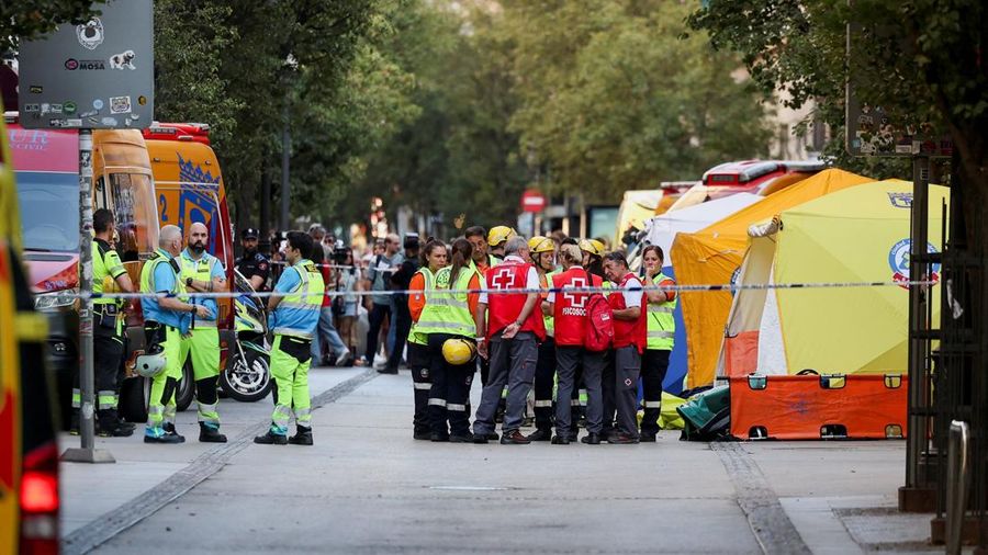 Petugas tanggap darurat bekerja di lokasi runtuhnya bangunan di pusat kota Madrid, Spanyol, 7 Oktober 2025. REUTERS/Juan Medina