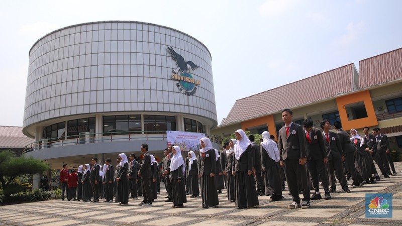 Suasana kegiatan belajar mengajar saat pengenalan serentak Sekolah Garuda di SMA Negeri Unggulan (SMANU) M.H. Thamrin, Cipayung, Jakarta, Rabu (8/10/2025). Suasana kegiatan belajar mengajar saat pengenalan serentak Sekolah Garuda di SMA Negeri Unggulan (SMANU) M.H. Thamrin, Cipayung, Jakarta, Rabu (8/10/2025). (CNBC Indonesia/Faisal Rahman)