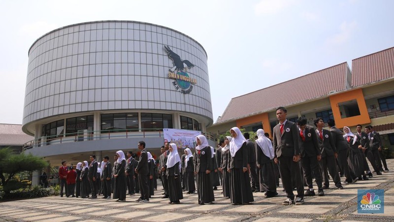 Suasana kegiatan belajar mengajar saat pengenalan serentak Sekolah Garuda di SMA Negeri Unggulan (SMANU) M.H. Thamrin, Cipayung, Jakarta, Rabu (8/10/2025). (CNBC Indonesia/Faisal Rahman)