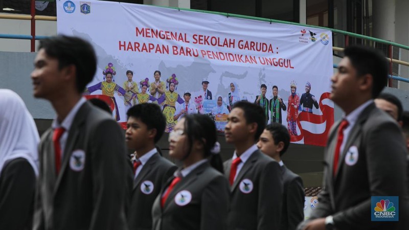 Suasana kegiatan belajar mengajar saat pengenalan serentak Sekolah Garuda di SMA Negeri Unggulan (SMANU) M.H. Thamrin, Cipayung, Jakarta, Rabu (8/10/2025). (CNBC Indonesia/Faisal Rahman)
