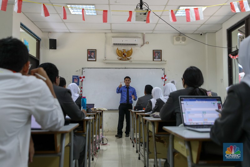 Suasana kegiatan belajar mengajar saat pengenalan serentak Sekolah Garuda di SMA Negeri Unggulan (SMANU) M.H. Thamrin, Cipayung, Jakarta, Rabu (8/10/2025). (CNBC Indonesia/Faisal Rahman)