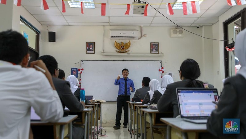 Suasana kegiatan belajar mengajar saat pengenalan serentak Sekolah Garuda di SMA Negeri Unggulan (SMANU) M.H. Thamrin, Cipayung, Jakarta, Rabu (8/10/2025). (CNBC Indonesia/Faisal Rahman)
