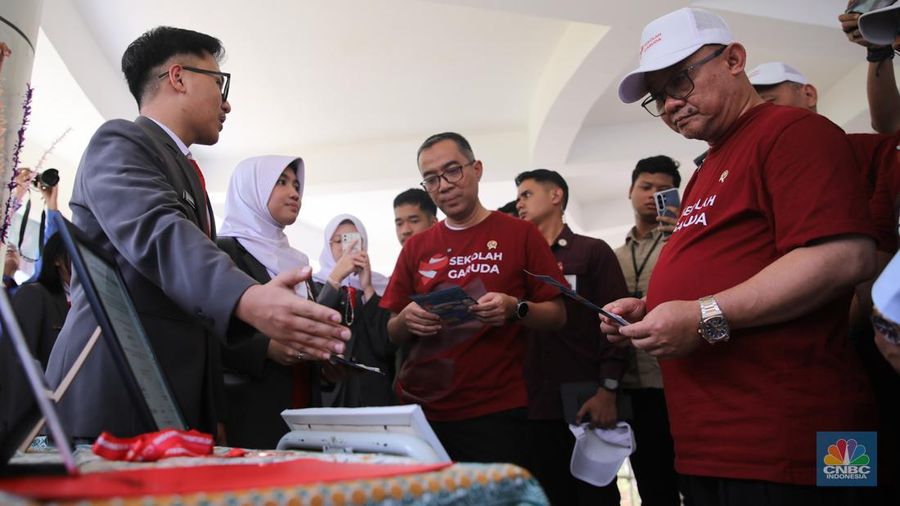 Suasana kegiatan belajar mengajar saat pengenalan serentak Sekolah Garuda di SMA Negeri Unggulan (SMANU) M.H. Thamrin, Cipayung, Jakarta, Rabu (8/10/2025). (CNBC Indonesia/Faisal Rahman)