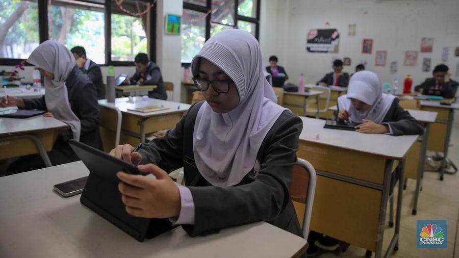 Suasana kegiatan belajar mengajar saat pengenalan serentak Sekolah Garuda di SMA Negeri Unggulan (SMANU) M.H. Thamrin, Cipayung, Jakarta, Rabu (8/10/2025). (CNBC Indonesia/Faisal Rahman)
