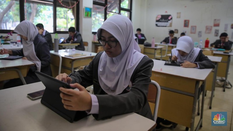 Suasana kegiatan belajar mengajar saat pengenalan serentak Sekolah Garuda di SMA Negeri Unggulan (SMANU) M.H. Thamrin, Cipayung, Jakarta, Rabu (8/10/2025). (CNBC Indonesia/Faisal Rahman)