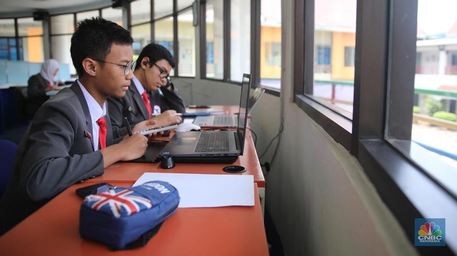 Suasana kegiatan belajar mengajar saat pengenalan serentak Sekolah Garuda di SMA Negeri Unggulan (SMANU) M.H. Thamrin, Cipayung, Jakarta, Rabu (8/10/2025). (CNBC Indonesia/Faisal Rahman)